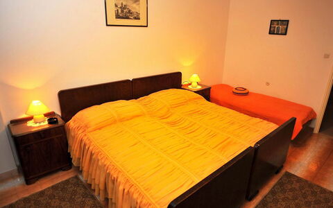 Brač Sutivan 111: Møbel, Bygning, Komfort, Træ, Orange, Textile, Pude, Arkitektur, Lampe
