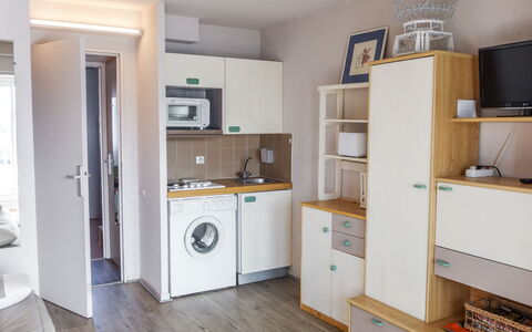 Marinas du Ponant: Cabinetry, Ejendom, Møbel, Bygning, Køkken, Træ, Husholdningsapparat, Countertop, Komfur, Hus