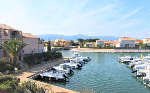 Marinas du Ponant: Træ, Belysning, Indretning, Gulvbelægning, Etage, Stue, Ejendom, Hårdttræ, Bord, Bjælke