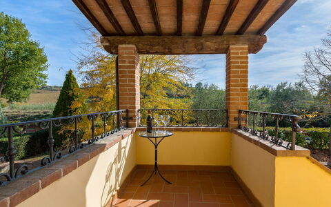 Villa La Fragola: Ejendom, Ejendom, Altan, Arkitektur, Bygning, Veranda, Hus, Skygge, Træ, Hjem